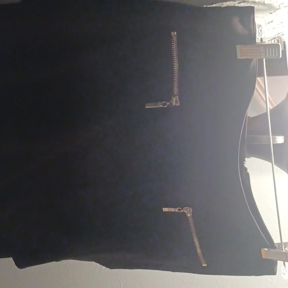LARRY LEVINE SIZE 8 BLACK SKIRR